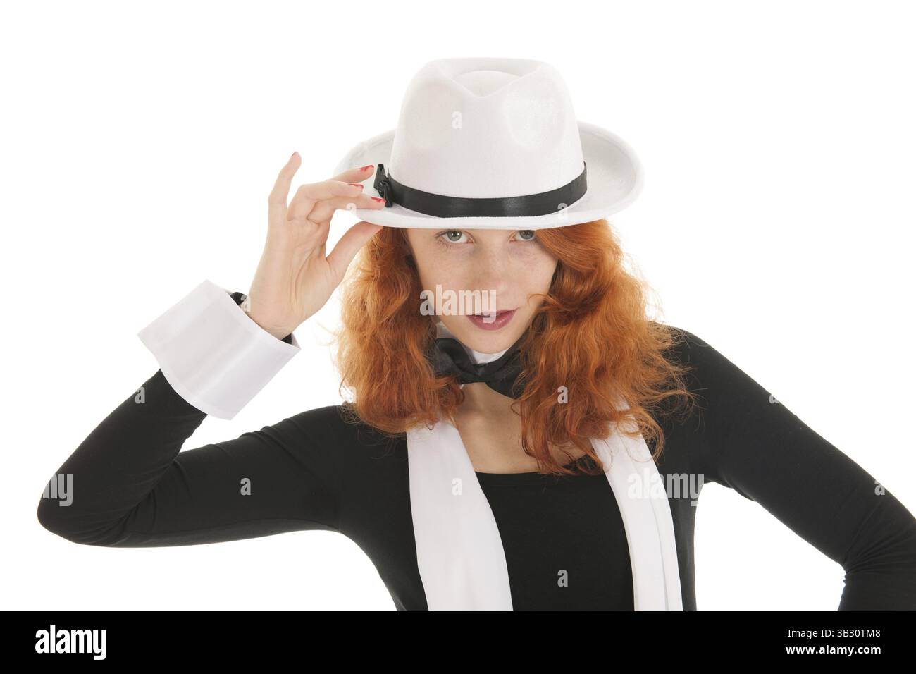 Ritratto donna come dandy con cappello e accessori opther isolato su sfondo bianco Foto Stock