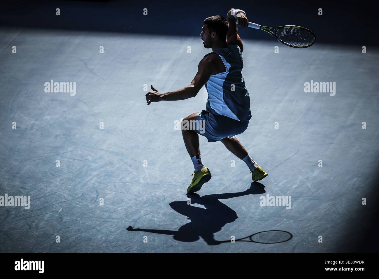 MELBOURNE, AUSTRALIA - 19 GENNAIO: Carlos Alcaraz di Spagna colpisce in anticipo Jack Draper di Gran Bretagna l'ottavo giorno degli Australian Open 2025 at Foto Stock