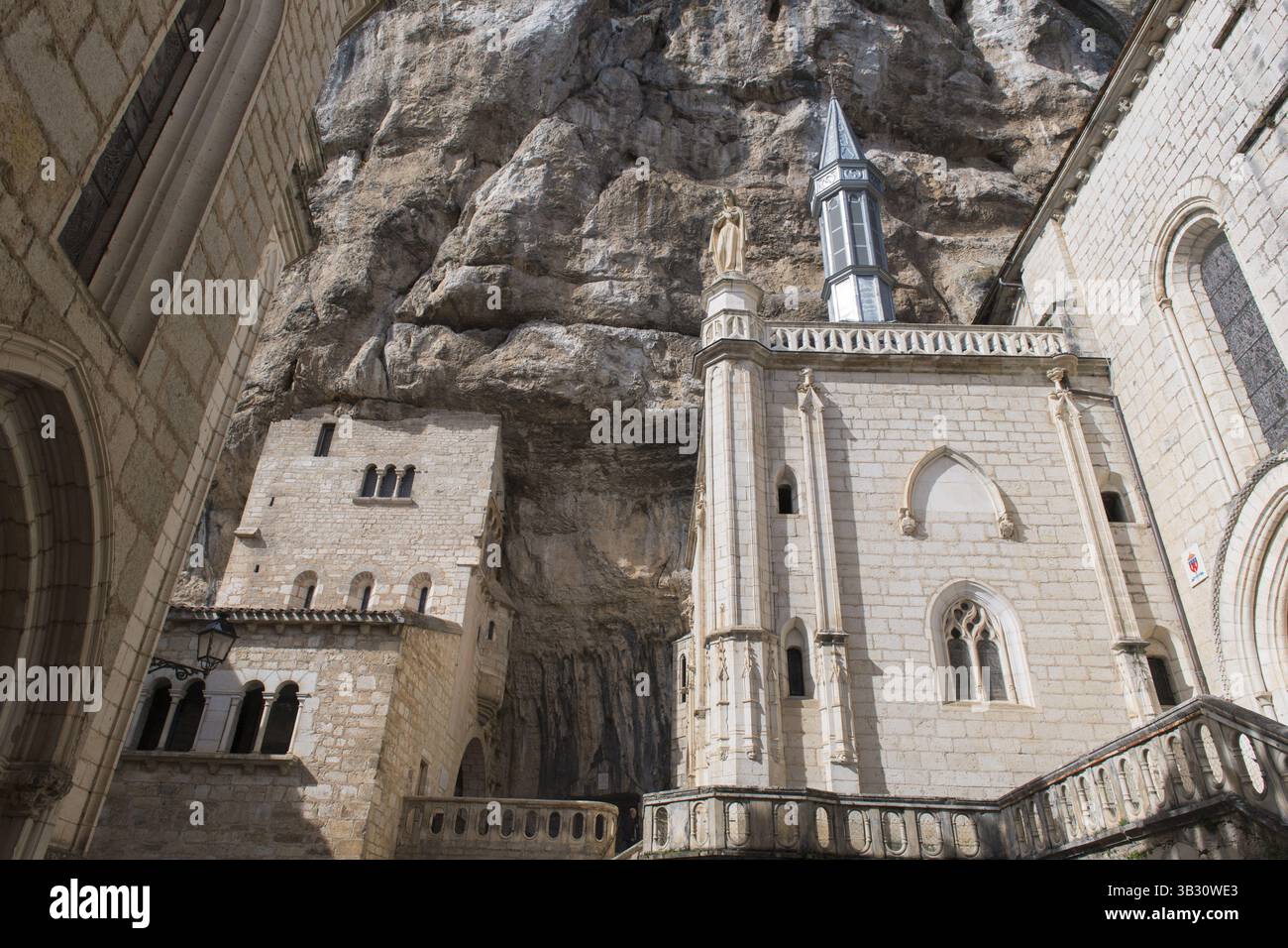 Dettaglio con la santa Vergine Maria alla Chiesa francese di Rocamadour Foto Stock