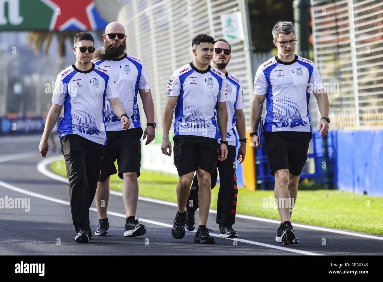 MELBOURNE, AUSTRALIA - 12 MARZO: Isack Hadjar di Francia e Visa Cash App Racing Bulls F1 Team prima del Gran Premio d'Australia 2025 ad Albert Park in Foto Stock