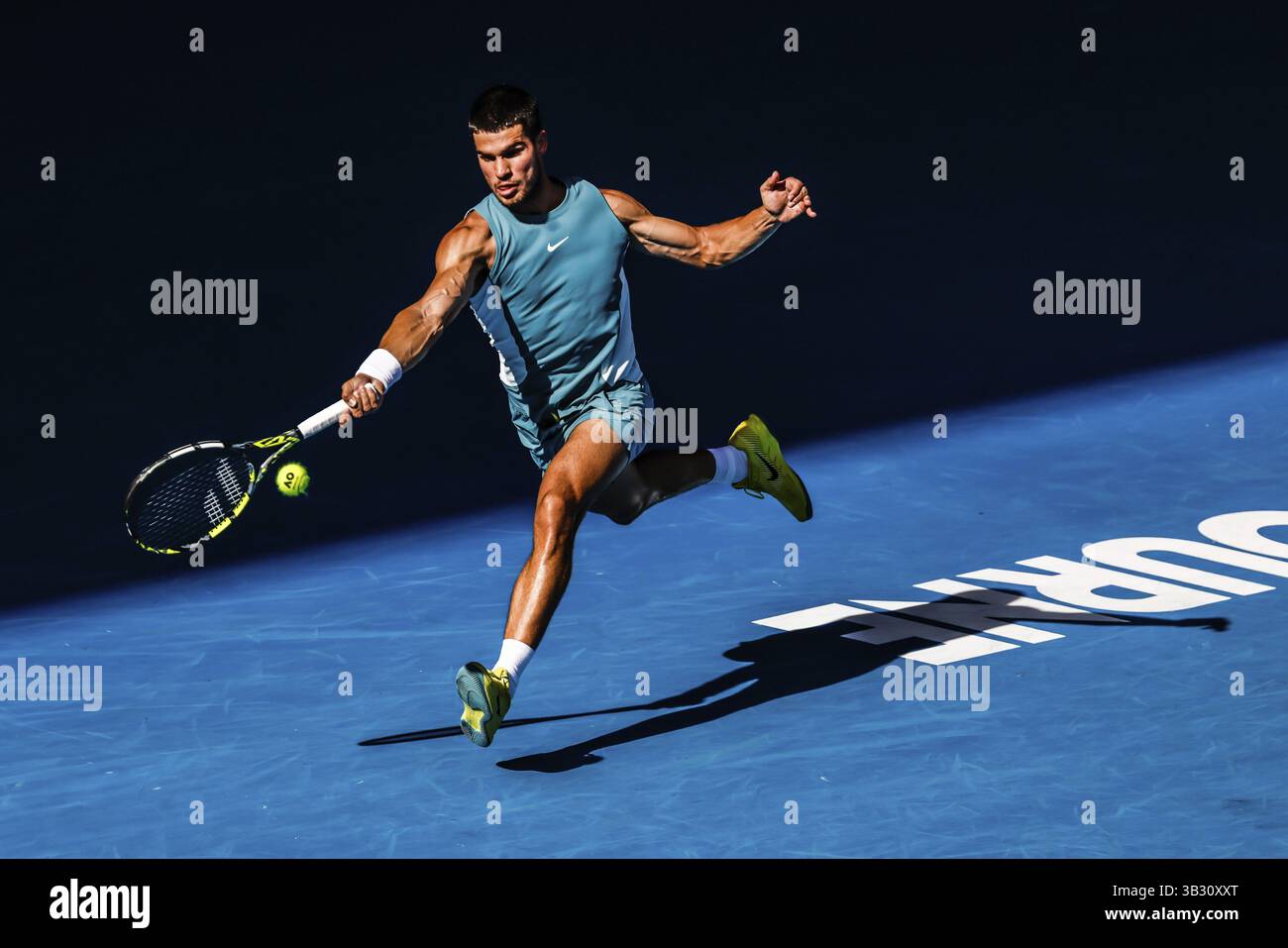 MELBOURNE, AUSTRALIA - 19 GENNAIO: Carlos Alcaraz di Spagna colpisce in anticipo Jack Draper di Gran Bretagna l'ottavo giorno degli Australian Open 2025 at Foto Stock