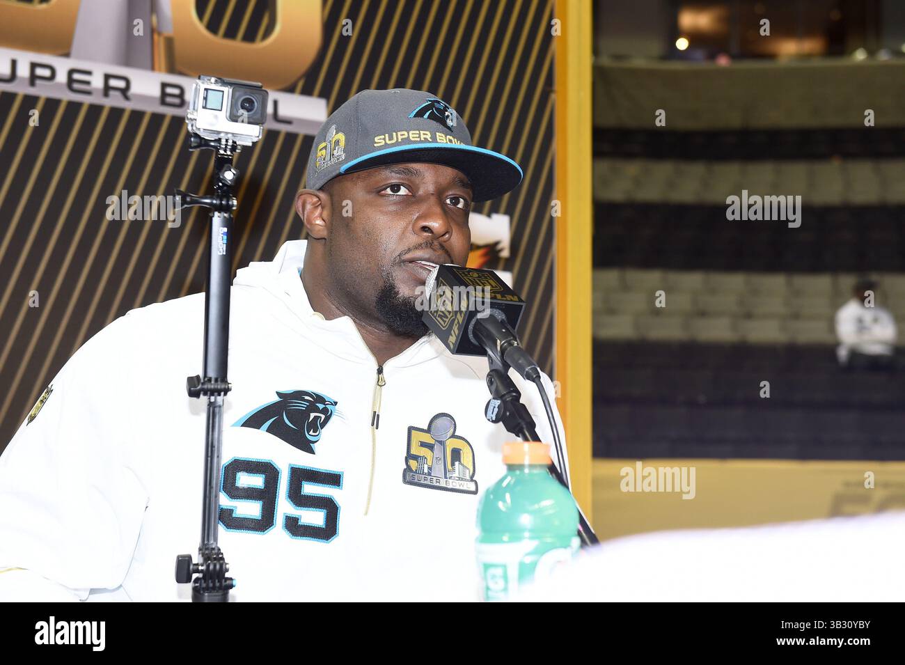 Lunedì 1 febbraio 2016: Il defensive end dei Carolina Panthers Charles Johnson (95) parla con i membri dei media durante il giorno di apertura delle conferenze stampa per il Super Bowl 50 della National Football League tra i Denver Broncos e i Carolina Panthers al SAP Center, a San Jose, California. Eric Canha/CSM(immagine di credito: © Eric Canha/CSM tramite filo ZUMA) Foto Stock