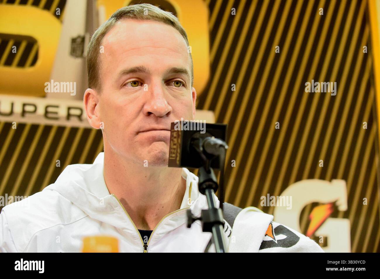 Lunedì 1 febbraio 2016: Il quarterback dei Denver Broncos Peyton Manning (18) parla con i membri dei media durante il giorno di apertura delle conferenze stampa per il Super Bowl 50 della National Football League tra i Denver Broncos e i Carolina Panthers al SAP Center, a San Jose, California. Eric Canha/CSM(immagine di credito: © Eric Canha/CSM tramite filo ZUMA) Foto Stock