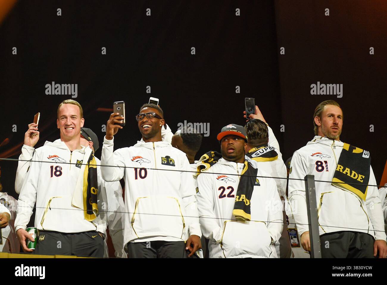 Lunedì 1 febbraio 2016: Il quarterback dei Denver Broncos Peyton Manning (18), il wide receiver Emmanuel Sanders (10), il running back C.J. Anderson (22) e il tight end Owen Daniels (81), vengono presentati ai tifosi durante il giorno di apertura delle conferenze stampa per il Super Bowl 50 della National Football League tra i Denver Broncos e i Carolina Panthers al SAP Center, a San Jose, California. Eric Canha/CSM(immagine di credito: © Eric Canha/CSM tramite filo ZUMA) Foto Stock