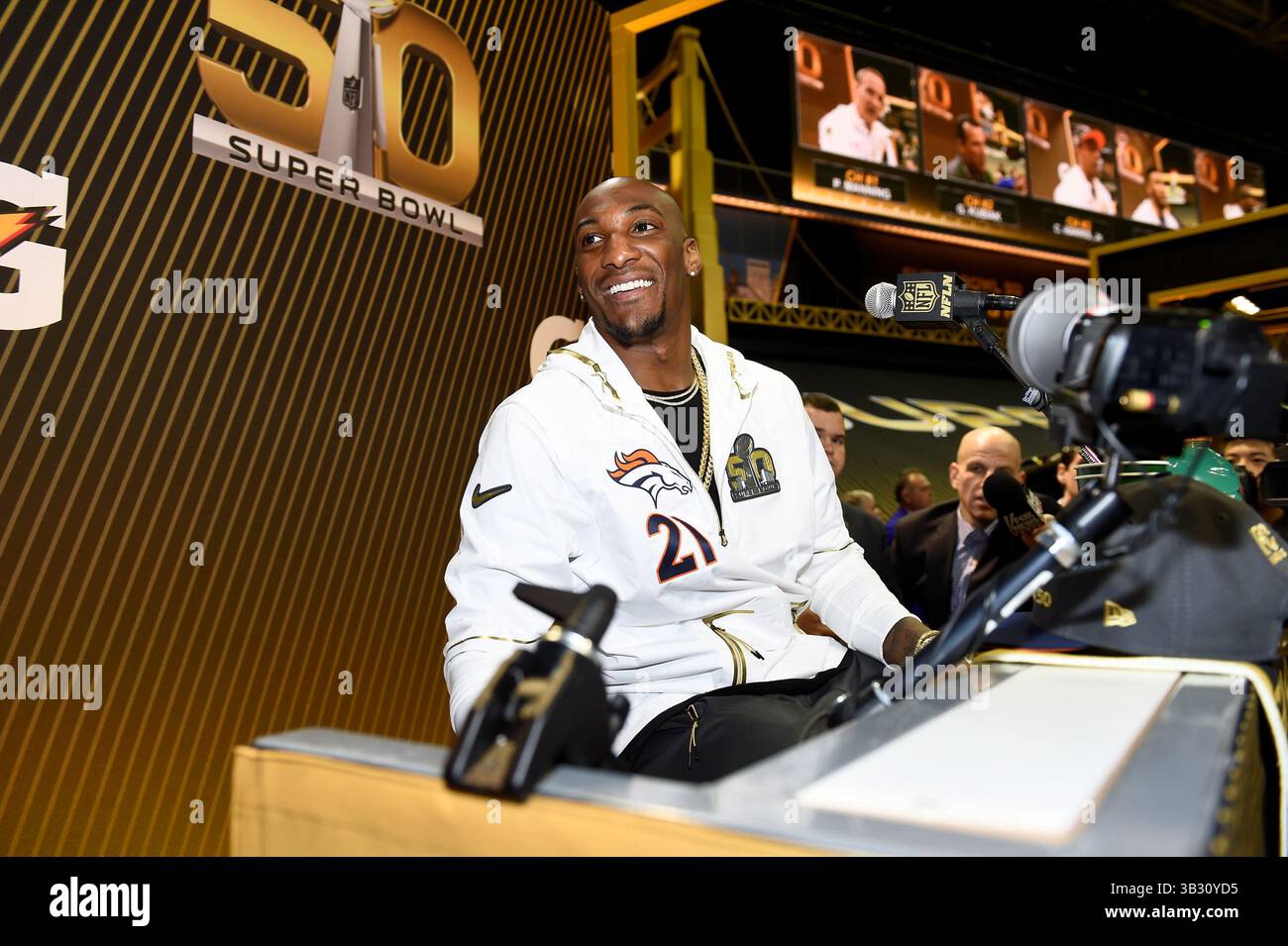 Lunedì 1 febbraio 2016: Il cornerback dei Denver Broncos Aqib Talib (21) parla con i membri dei media durante il giorno di apertura delle conferenze stampa per il Super Bowl 50 della National Football League tra i Denver Broncos e i Carolina Panthers al SAP Center, a San Jose, California. Eric Canha/CSM(immagine di credito: © Eric Canha/CSM tramite filo ZUMA) Foto Stock