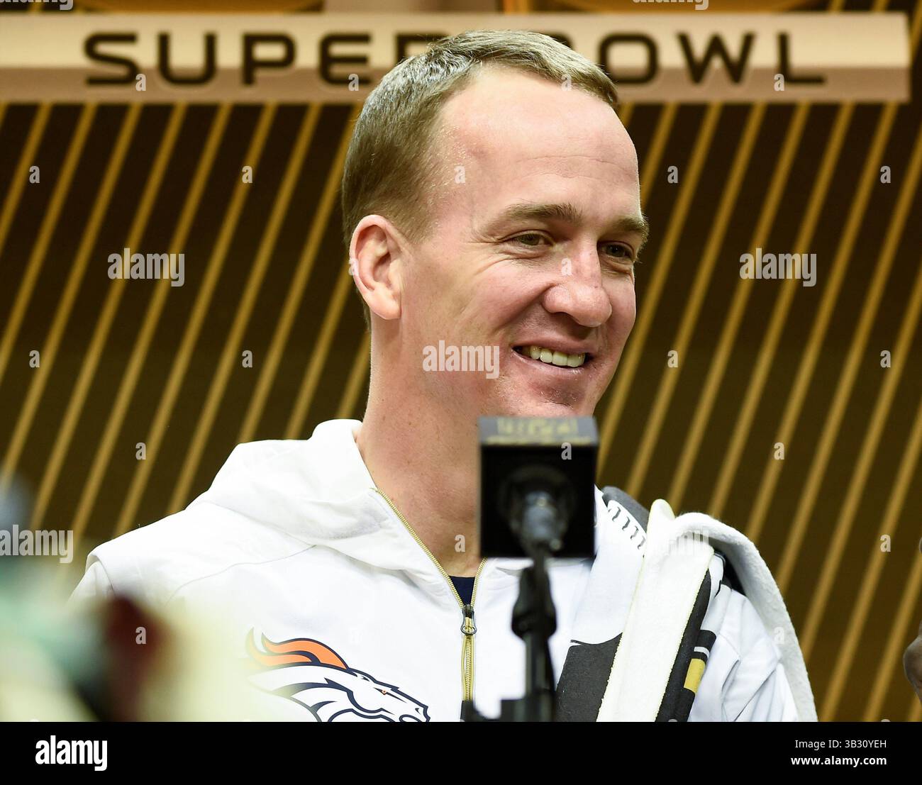 Lunedì 1 febbraio 2016: Il quarterback dei Denver Broncos Peyton Manning (18) parla con i membri dei media durante il giorno di apertura delle conferenze stampa per il Super Bowl 50 della National Football League tra i Denver Broncos e i Carolina Panthers al SAP Center, a San Jose, California. Eric Canha/CSM(immagine di credito: © Eric Canha/CSM tramite filo ZUMA) Foto Stock