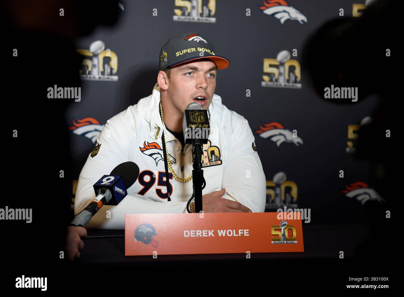 Martedì 2 febbraio 2016: Il defensive end dei Denver Broncos Derek Wolfe (95) parla ai media durante una conferenza stampa per il Super Bowl 50 della National Football League tra i Denver Broncos e i Carolina Panthers. Eric Canha/CSM(immagine di credito: © Eric Canha/CSM tramite filo ZUMA) Foto Stock