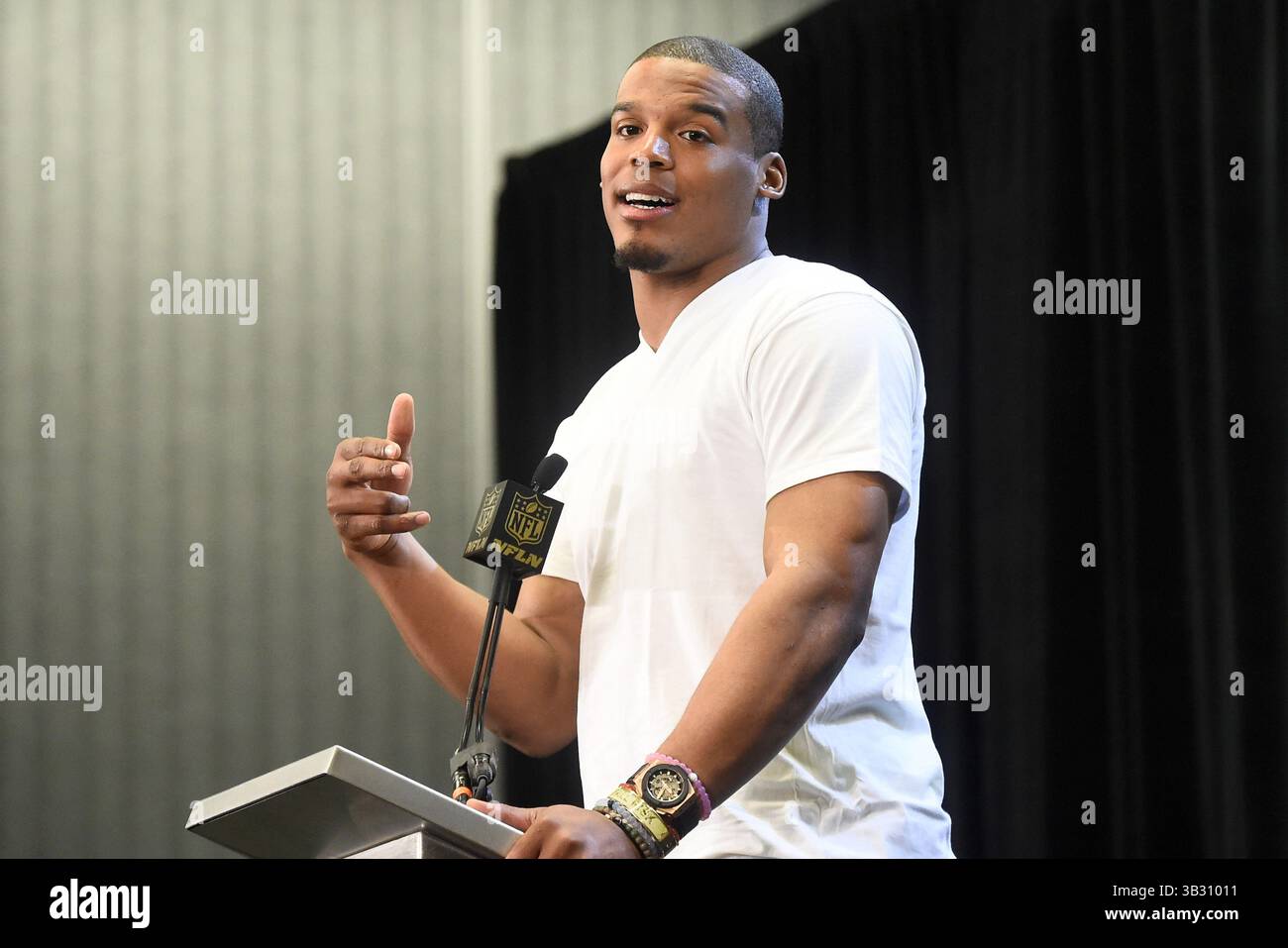 Martedì 2 febbraio 2016: Il quarterback dei Carolina Panthers Cam Newton (1) parla ai media durante una conferenza stampa per il Super Bowl 50 della National Football League tra i Denver Broncos e i Carolina Panthers. Eric Canha/CSM(immagine di credito: © Eric Canha/CSM tramite filo ZUMA) Foto Stock