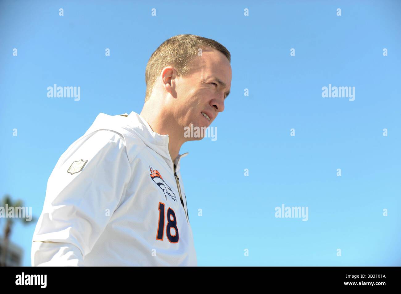 Martedì 2 febbraio 2016: Il quarterback dei Denver Broncos Peyton Manning (18) cammina verso una sala riunioni per una conferenza stampa per il Super Bowl 50 della National Football League tra i Denver Broncos e i Carolina Panthers. Eric Canha/CSM(immagine di credito: © Eric Canha/CSM tramite filo ZUMA) Foto Stock