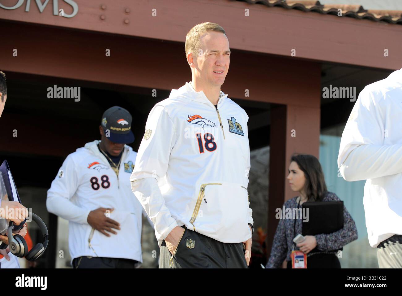 Martedì 2 febbraio 2016: Il quarterback dei Denver Broncos Peyton Manning (18) cammina verso una sala riunioni per una conferenza stampa per il Super Bowl 50 della National Football League tra i Denver Broncos e i Carolina Panthers. Eric Canha/CSM(immagine di credito: © Eric Canha/CSM tramite filo ZUMA) Foto Stock