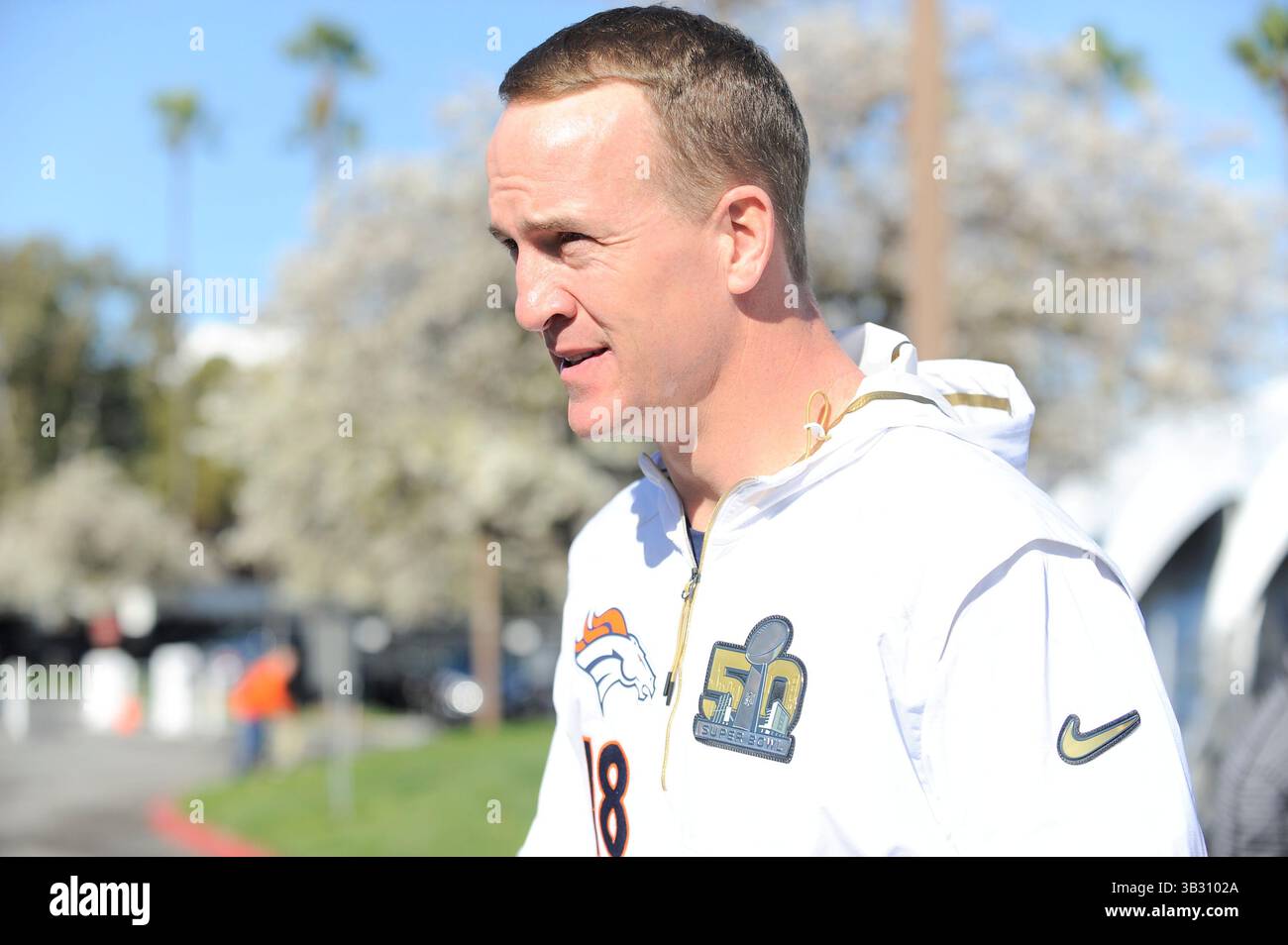 Martedì 2 febbraio 2016: Il quarterback dei Denver Broncos Peyton Manning (18) lascia il centro stampa dopo la conferenza stampa per il Super Bowl 50 della National Football League tra i Denver Broncos e i Carolina Panthers. Eric Canha/CSM(immagine di credito: © Eric Canha/CSM tramite filo ZUMA) Foto Stock