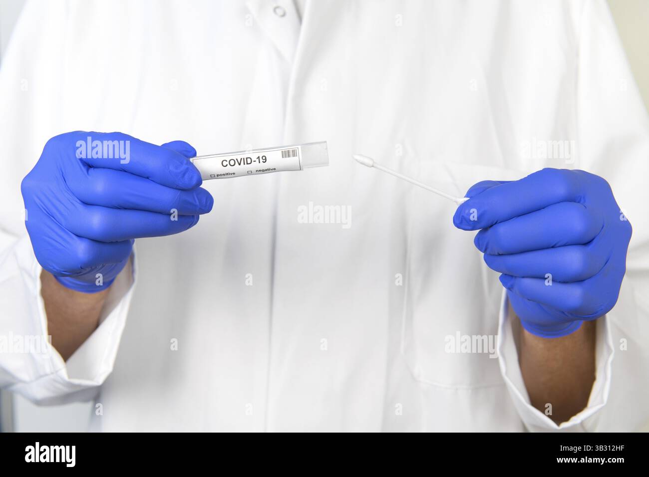 Medico con set di test covid-19 Foto Stock