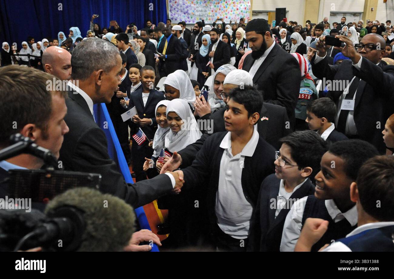 3 febbraio 2016 - Windsor Mill, Maryland, Stati Uniti - il presidente BARACK OBAMA stringe la mano agli studenti della al-Rahmah School durante la sua visita alla società Islamica. (Immagine di credito: © Kenneth K. Lam/TNS tramite filo ZUMA) Foto Stock