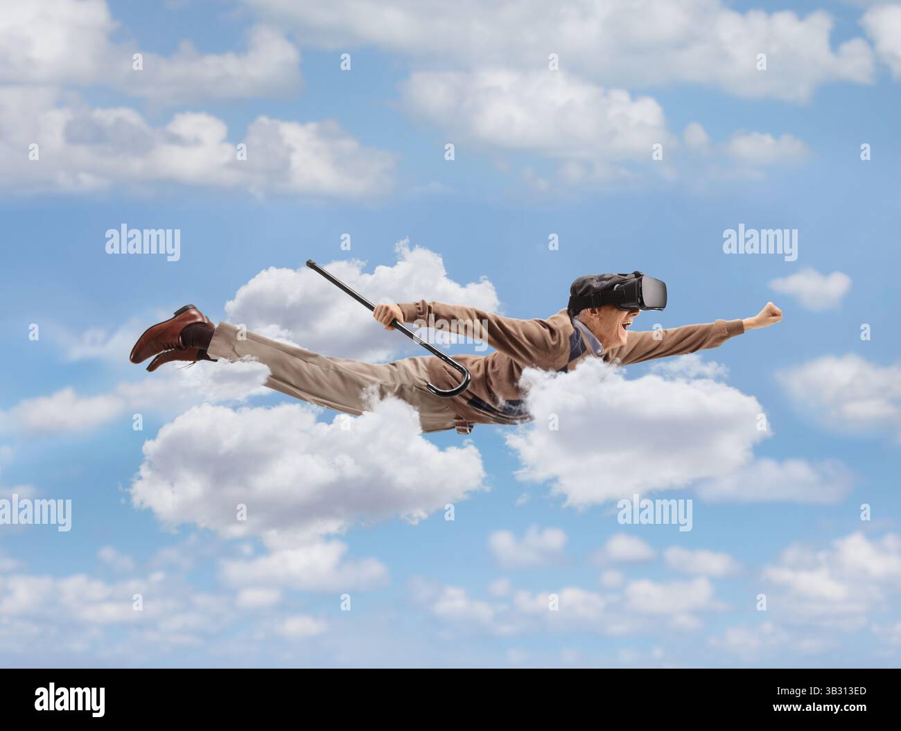 Uomo anziano con un visore vr che regge un bastone da passeggio e vola in cielo Foto Stock