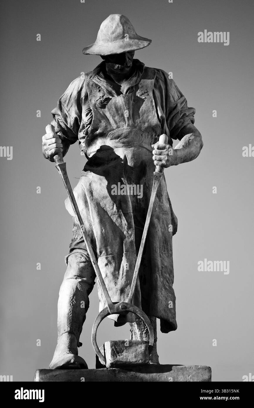 Scultura Frieder, Huettenmann in bronzo fuso di Friedrich Reusch, Oberstadtbruecke, Siegen, Renania settentrionale-Vestfalia, Germania, Europa Foto Stock