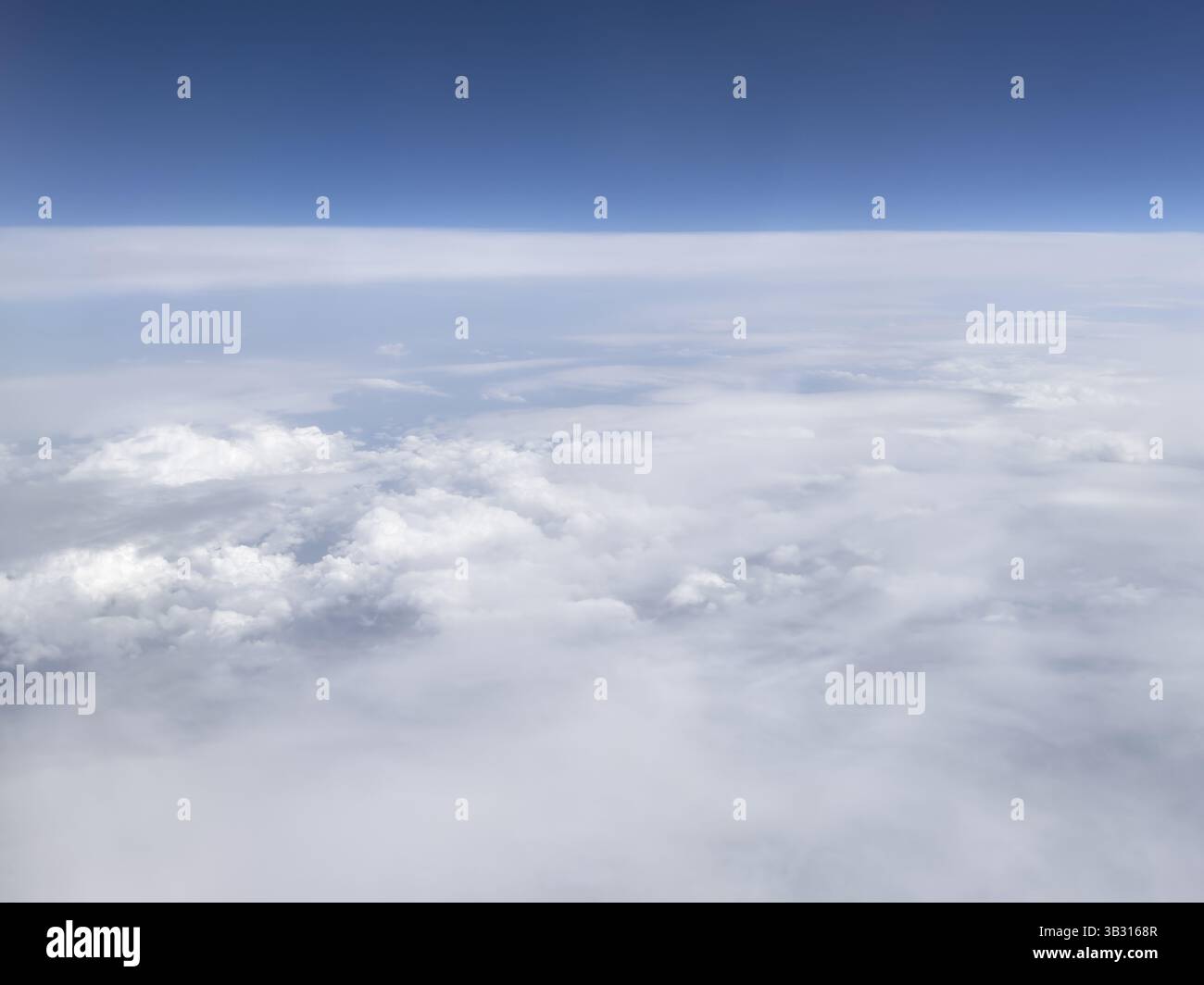 Vista dall'aereo ad alta quota su nuvole quasi chiuse di nuvole bianche Altostratus e Altocumulus, internazionale Foto Stock