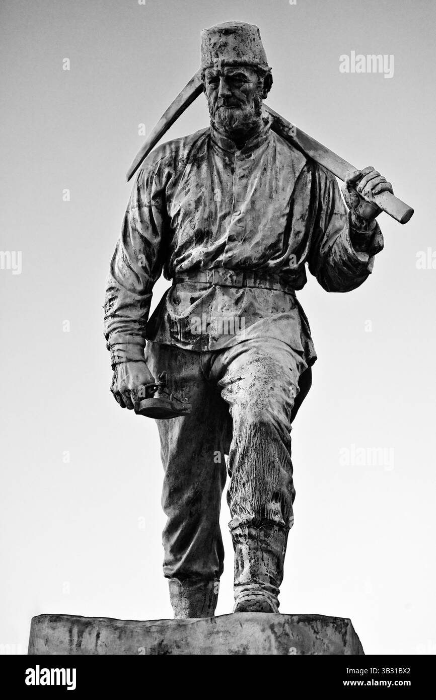 Scultura Henner, minatore in bronzo fuso di Friedrich Reusch, Oberstadtbruecke, Siegen, Renania settentrionale-Vestfalia, Germania, Europa Foto Stock