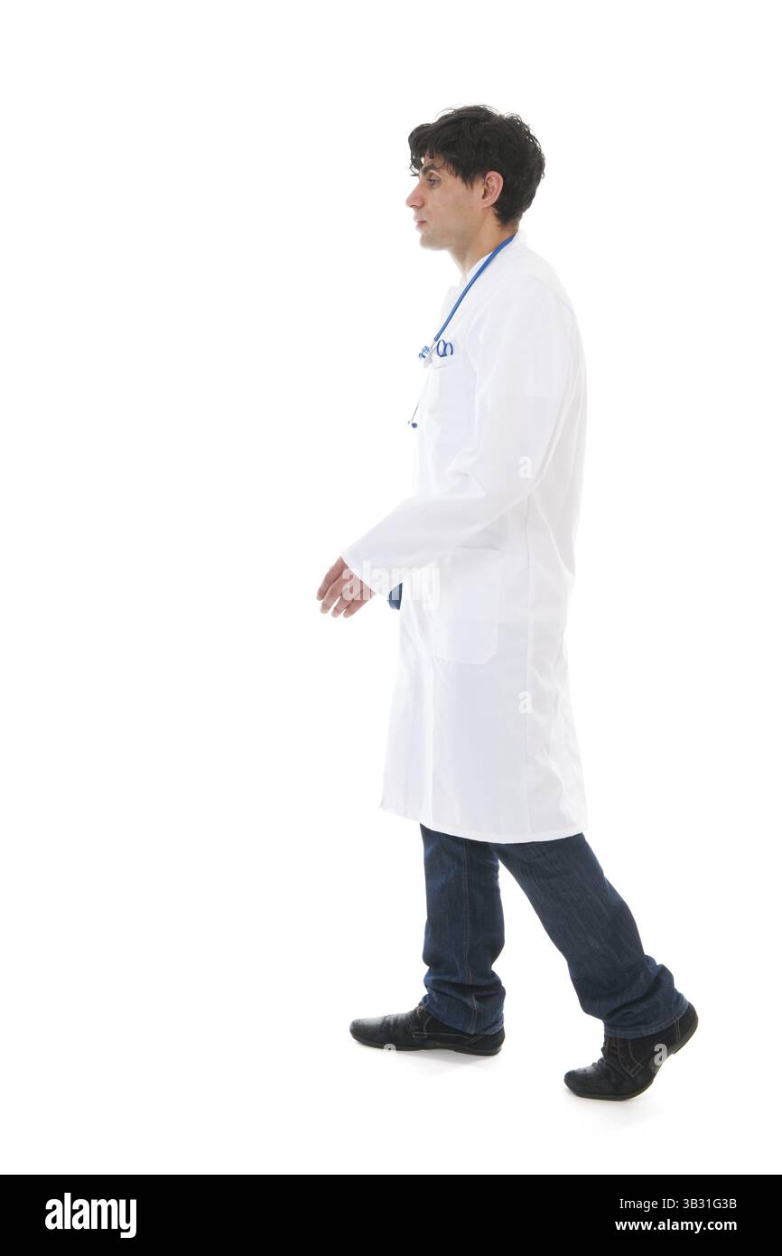 Medico maschio a piedi con urgenza isolate su sfondo bianco Foto Stock