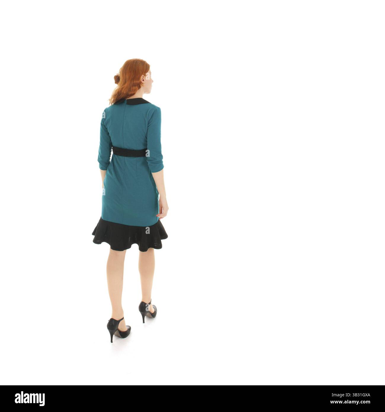 Bella donna vestita in modo formale che cammina in studio isolata su sfondo bianco Foto Stock