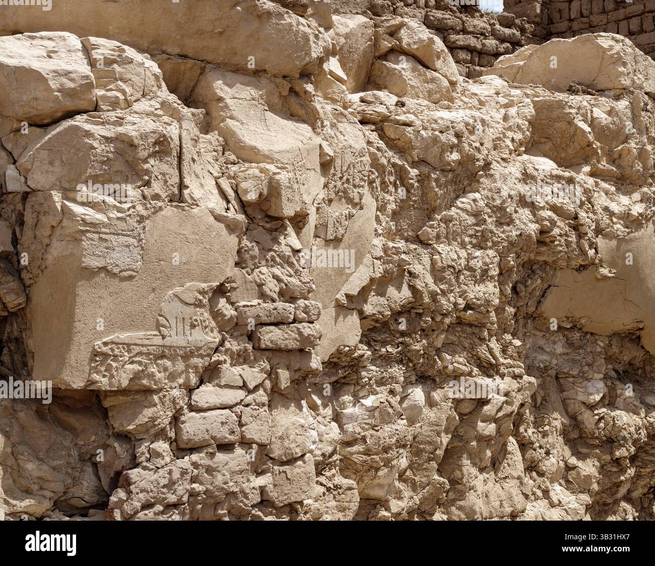 Resti di lavori di soccorso presso il 1o pilone, tempio mortuario di Seti i, Dra Abu el-Naga, sulla sponda occidentale del Nilo a Luxor, Egitto, Foto Stock