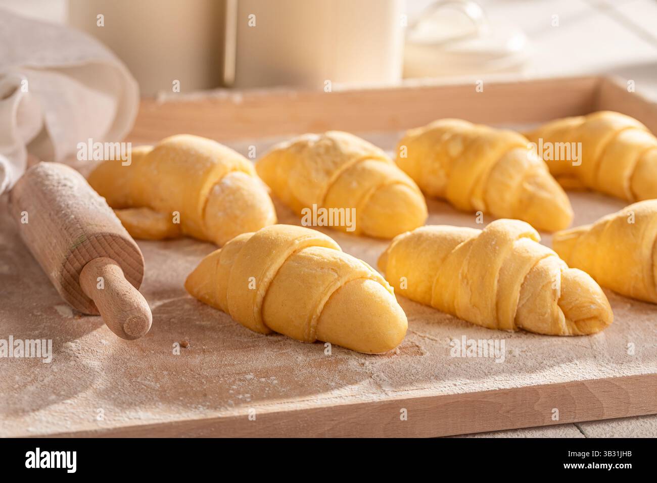 Tradizionalmente i croissant francesi si preparano a partire da impasto crudo. Croissant crudi prima della cottura. Foto Stock