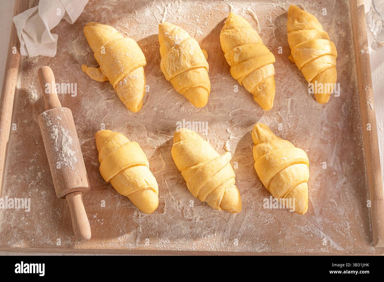 Tradizionalmente i croissant francesi sono fatti di pasta sfoglia cruda. Preparare croissant a casa. Foto Stock