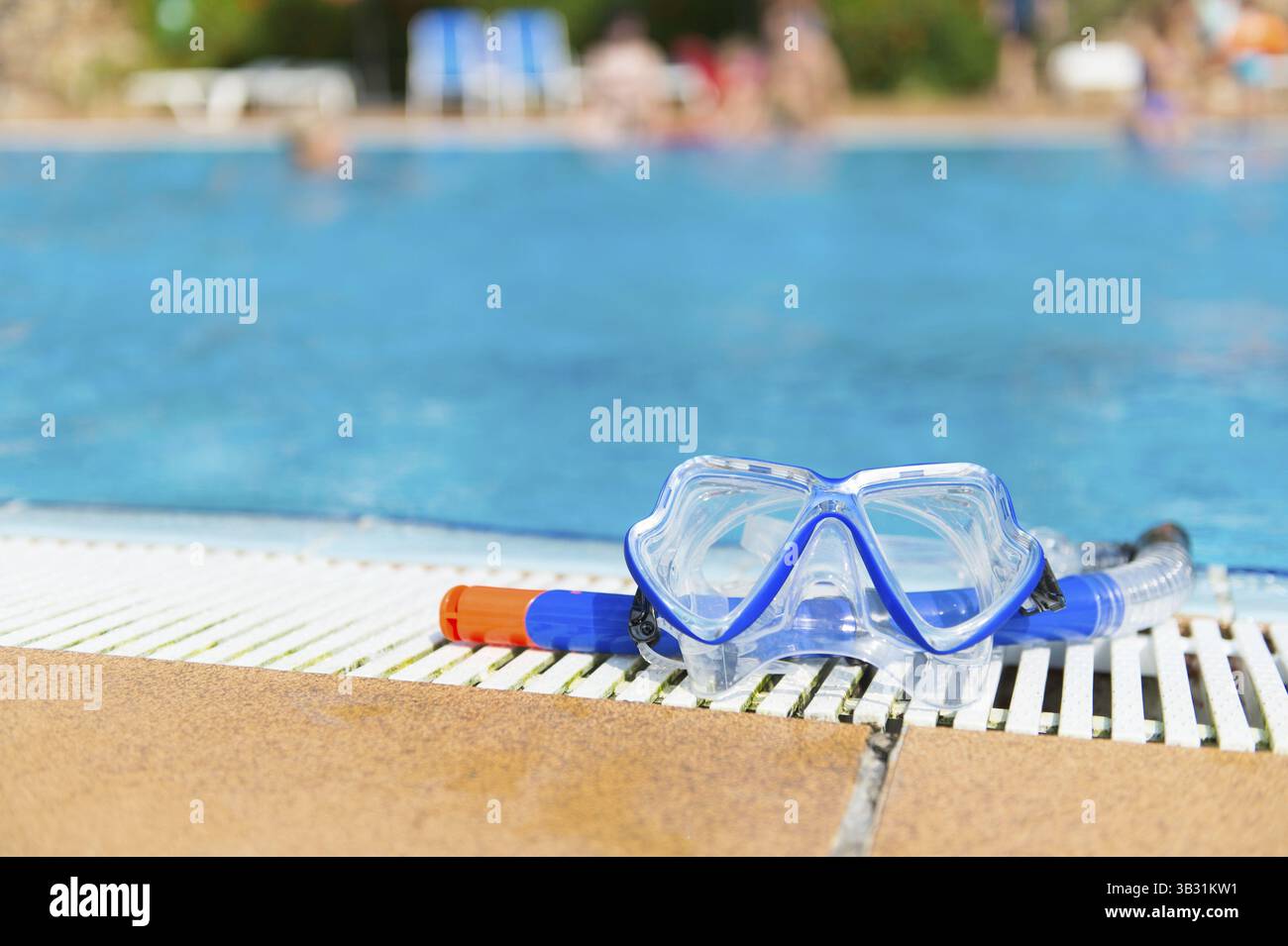 Blue maschera subacquea e snorkeling presso la piscina Foto Stock