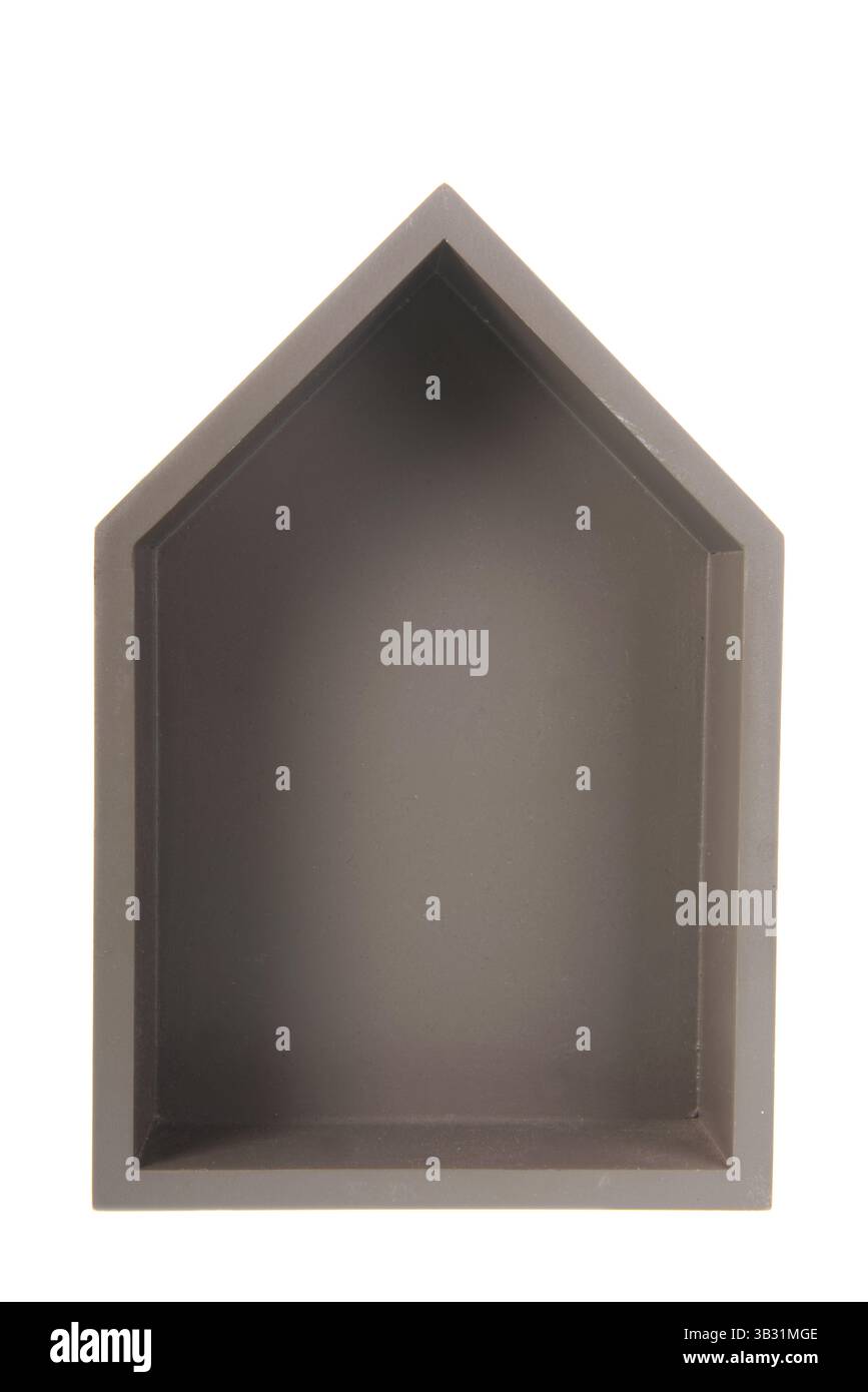 Semplice casa di legno grigio isolata su sfondo bianco Foto Stock