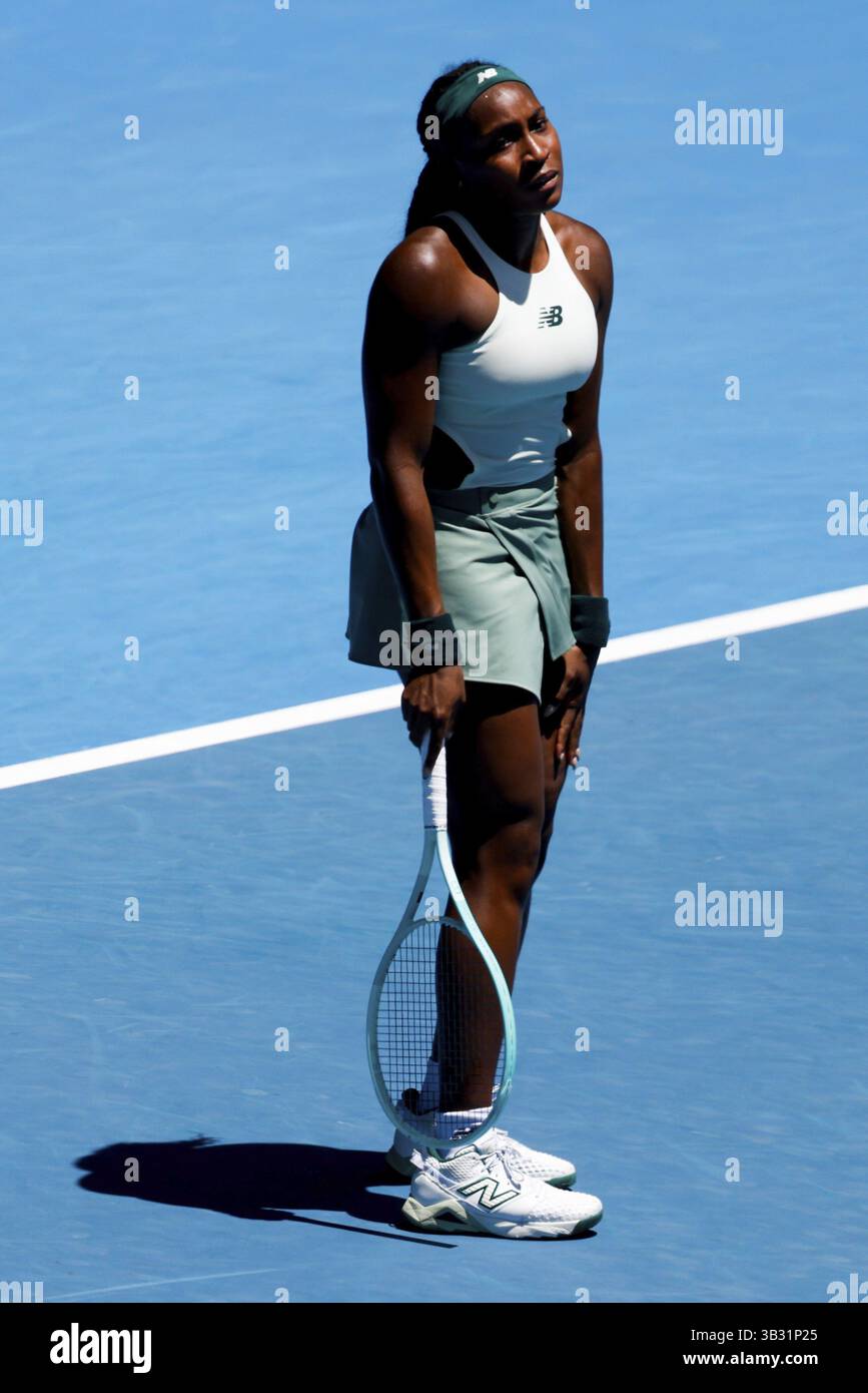 MELBOURNE, AUSTRALIA - 19 GENNAIO: Il Coco Gauff degli Stati Uniti reagisce a un punto mancato giocando contro il Belinda Bencic della Svizzera l'ottavo giorno della 2025A Foto Stock