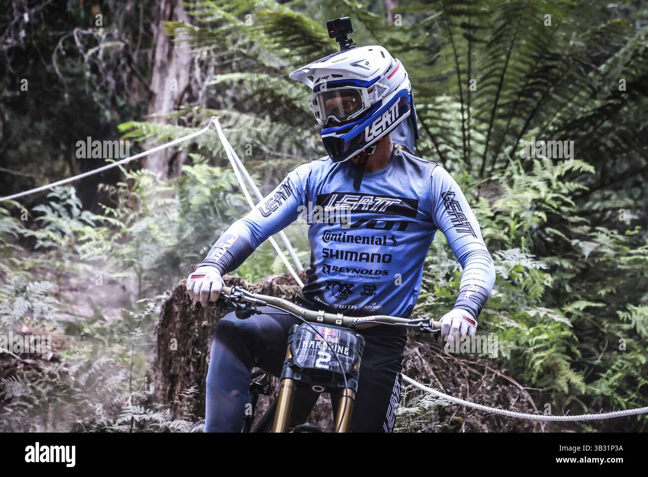 MAYDENA, AUSTRALIA - 08 FEBBRAIO: Bernard KERR, Gran Bretagna, gareggia nelle prove finali prima della finale a Red Bull Hardline Tasmania l'8 febbraio, Foto Stock