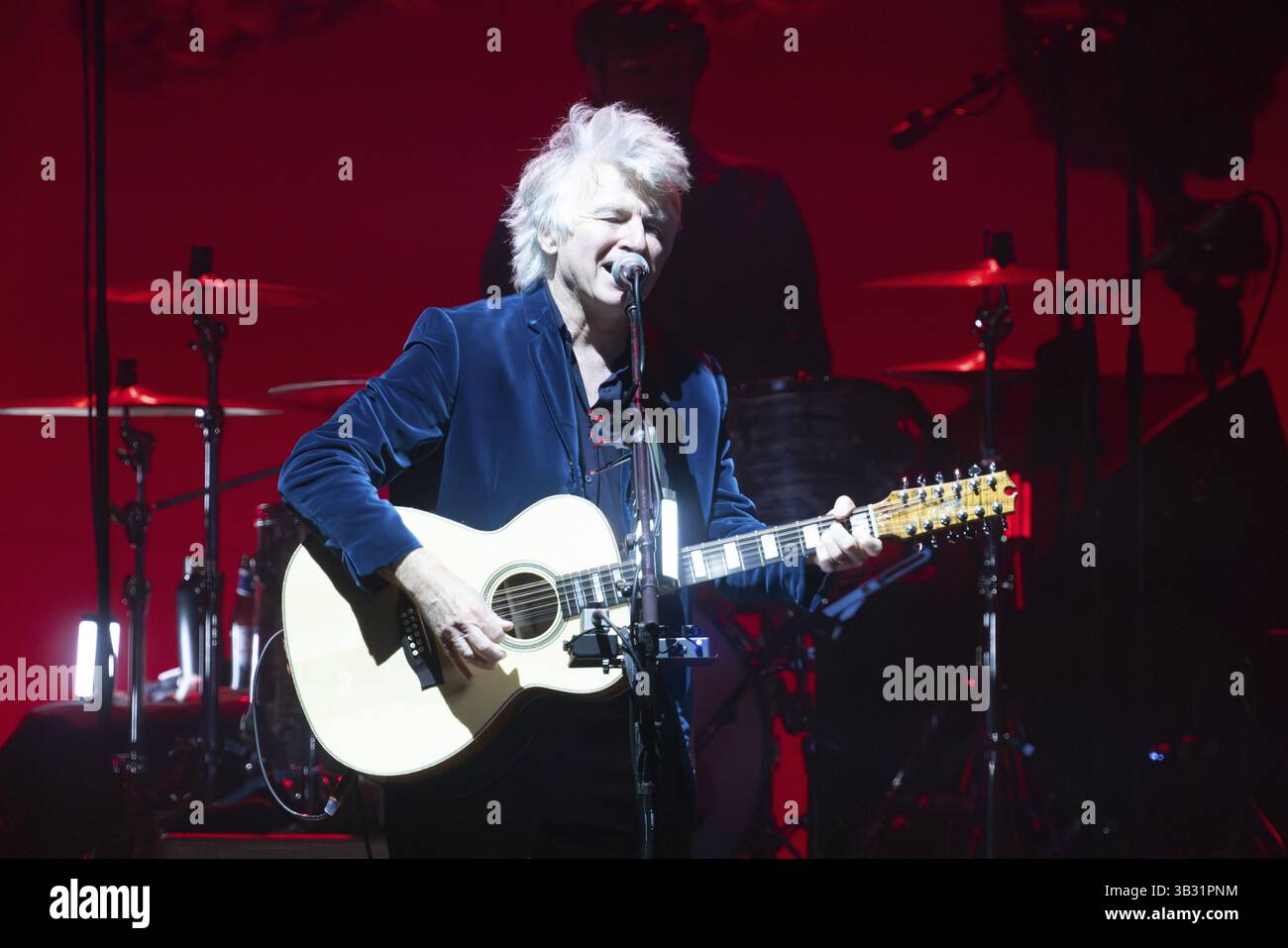 MELBOURNE, AUSTRALIA - 10 DICEMBRE: Neil Finn dei Crowded House si esibisce alla Rod Laver Arena il 10 dicembre 2024 a Melbourne, Australia, Oceania Foto Stock