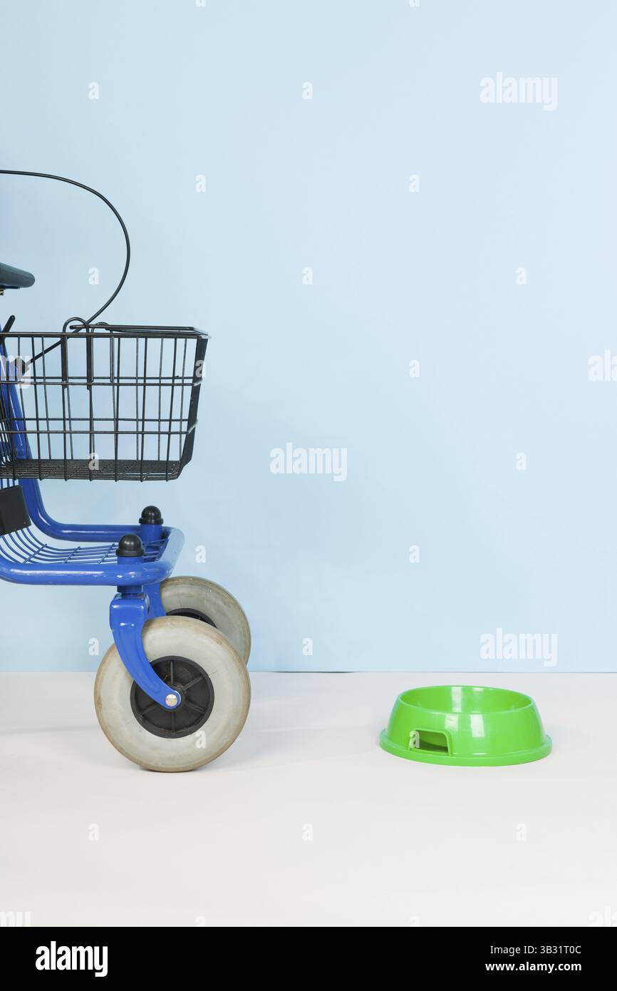 Blue walker con ciotola di cibo per animali domestici utilizzati da persone anziane con animali in casa Foto Stock