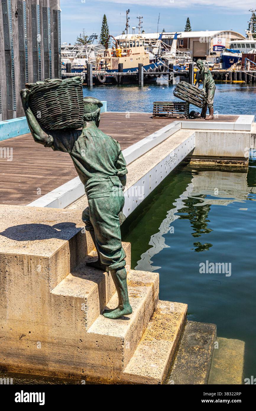 Scultura in bronzo "To the Fishermen" di Greg James nel Fremantle Fishing Boat Harbour a Fremantle 6160 (Walyalup), Australia Occidentale, WA, Australia Foto Stock