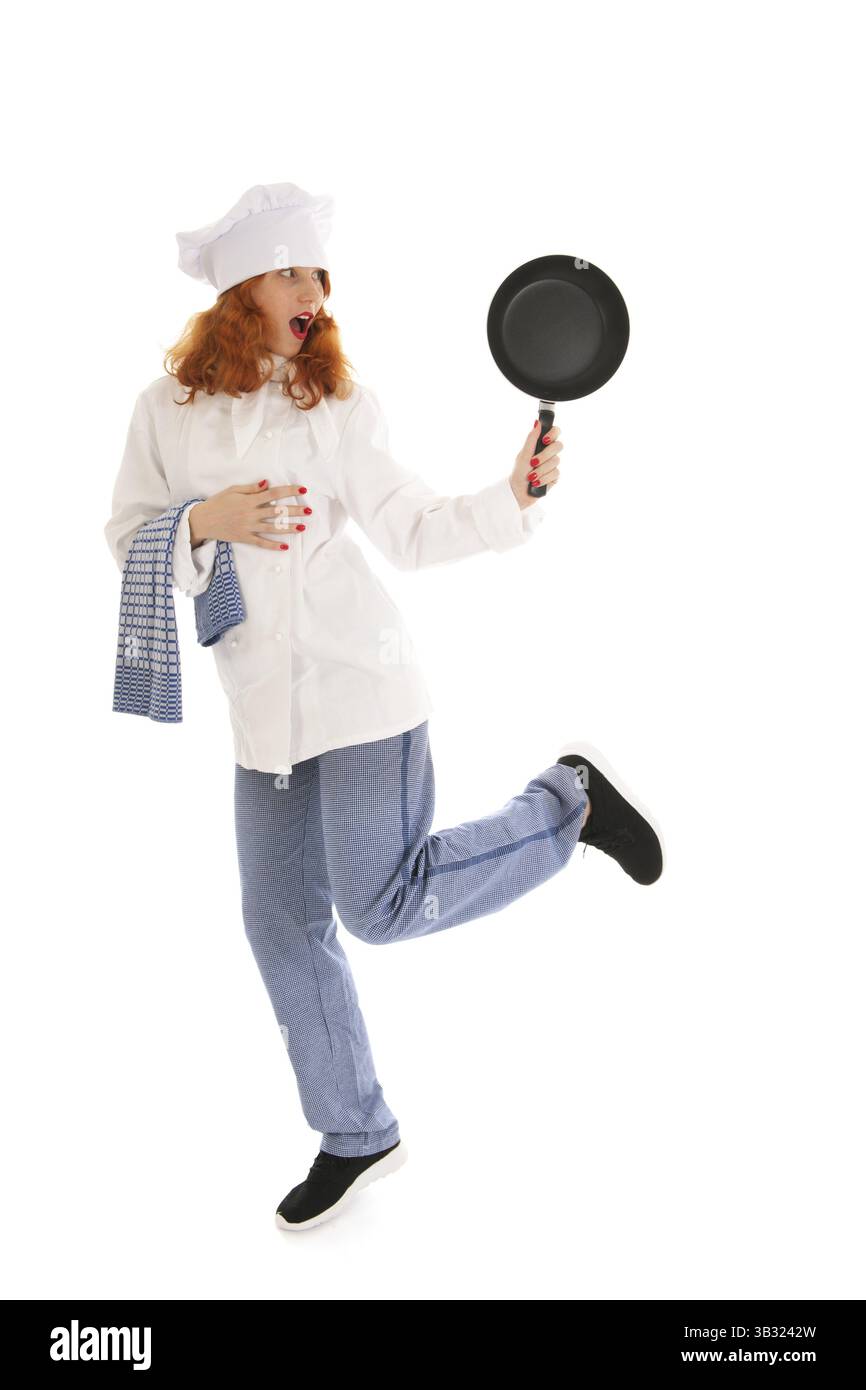 Cuoco femminile chef con capelli rossi e padella isolato su sfondo bianco Foto Stock