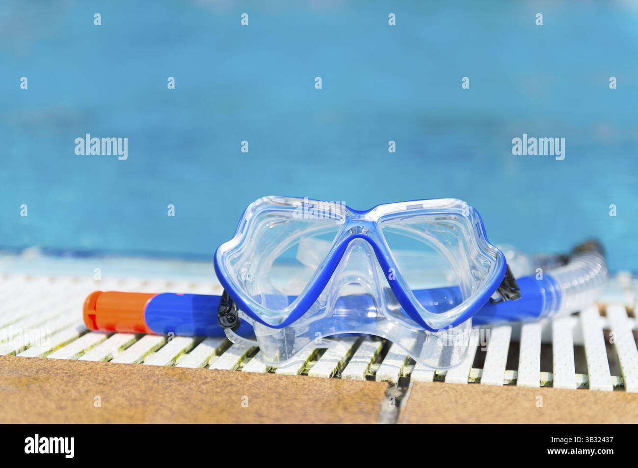 Blue maschera subacquea e snorkeling presso la piscina Foto Stock