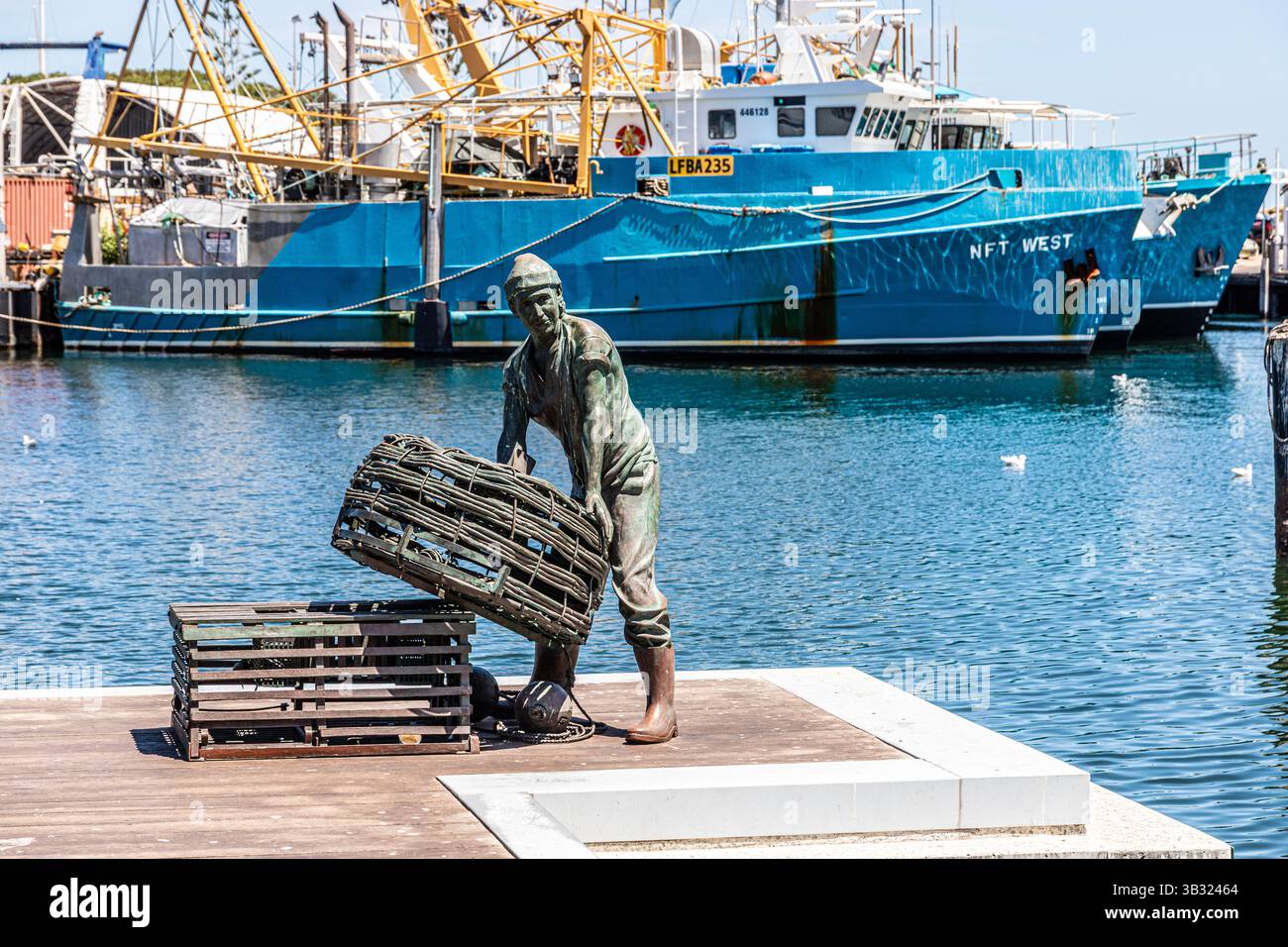 Scultura in bronzo "To the Fishermen" di Greg James nel Fremantle Fishing Boat Harbour a Fremantle 6160 (Walyalup), Australia Occidentale, WA, Australia Foto Stock