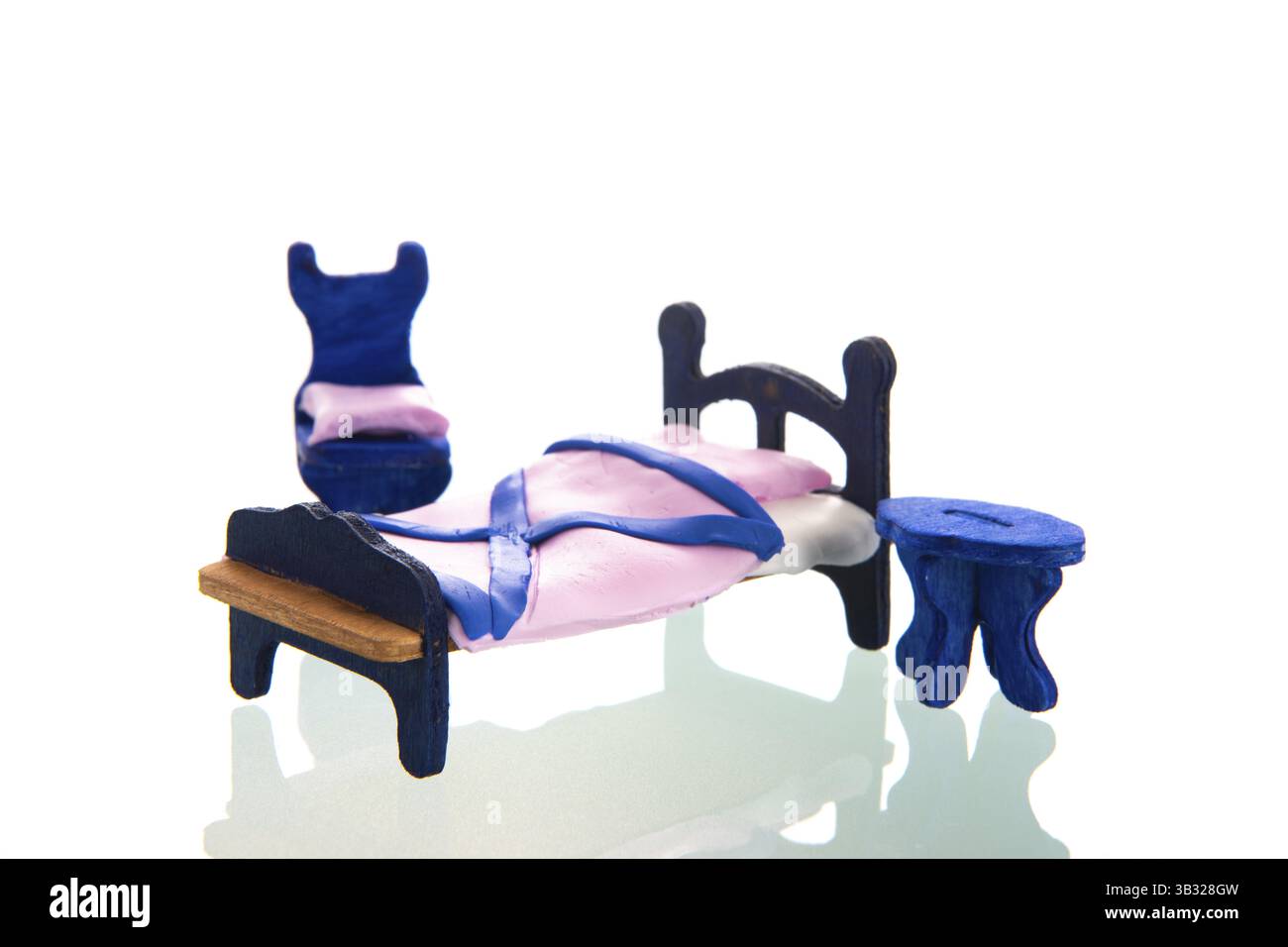 Camera da letto fatta a mano con legno e argilla in blu e lilla Foto Stock