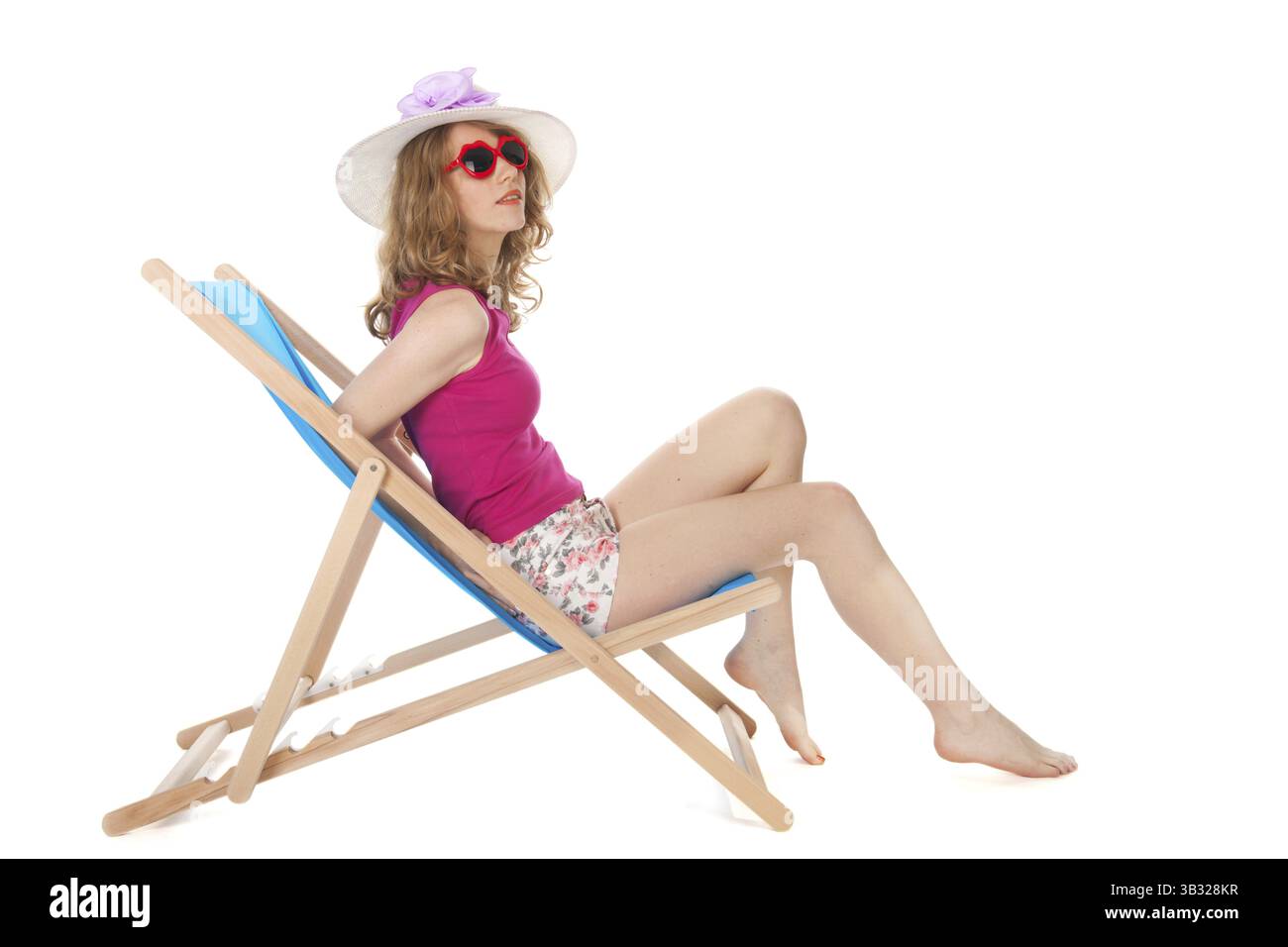 Giovane donna bionda sulla spiaggia blu sedia Foto Stock