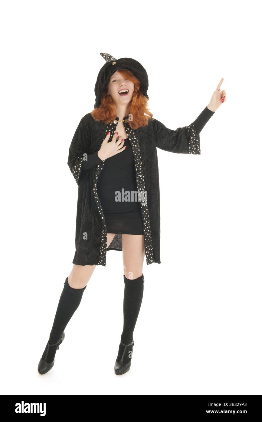 Giovane donna con capelli rossi come strega male isolato su sfondo bianco Foto Stock