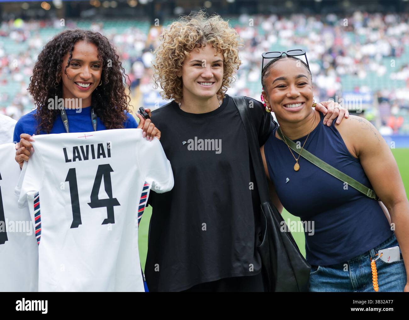 Didascalia: Londra, Regno Unito. 26 aprile 2025. Laviai Nielsen, Ellie Kildunne e Sadia Kabeya alla partita Inghilterra-Francia all'Allianz Stadium di Twickenham per Foto Stock