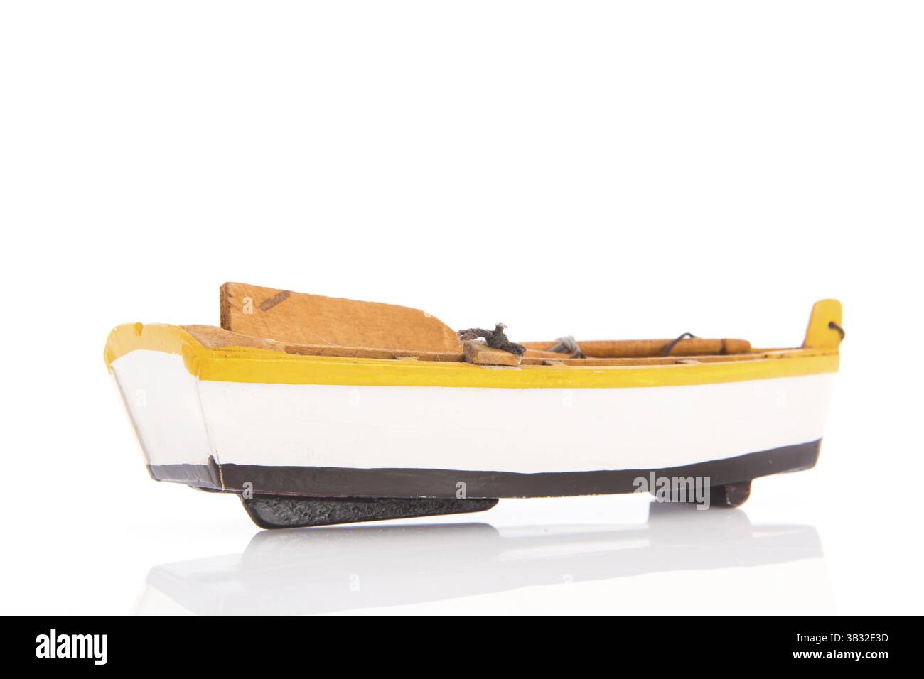 In legno barca a remi con remi isolate su sfondo bianco Foto Stock