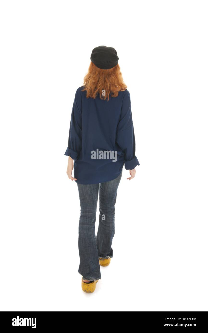 Divertente contadino femminile dall'Olanda che cammina via su zoccoli di legno isolato su sfondo bianco Foto Stock