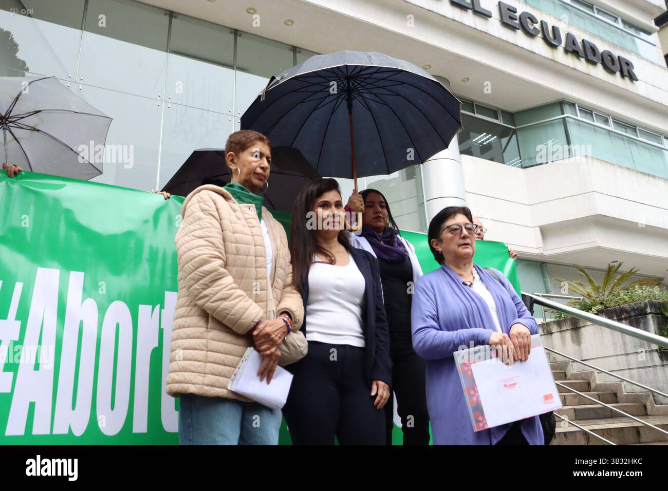 PLANTON ABORTO CORTE COSTITUZIONALE Quito, lunedì 28 aprile 2025 gruppi femminili protestano alla Corte costituzionale dell'Ecuador per chiedere il rispetto della sentenza relativa all'aborto Anabel Guerrero Lawyer Centro , Virginia Gomez De la Torre Fundacion Desafio Colocacion Nacional de Mujeres destra e Zoila MenÃ ndez sinistra foto API Rolando Enriquez Quito Pichincha Ecuador POL Foto Stock