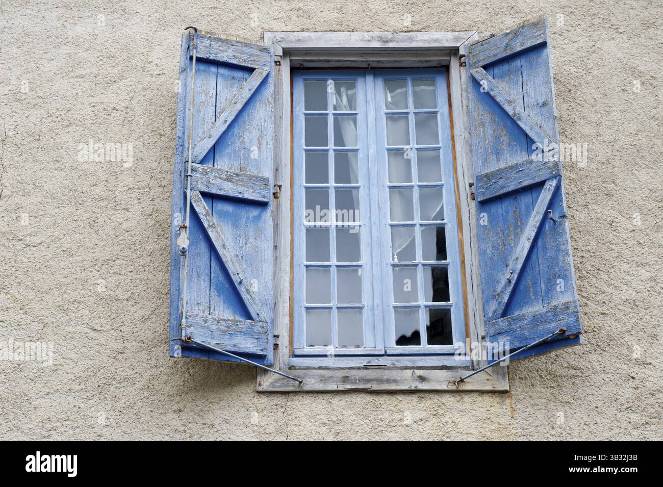Aprire la finestra francese con persiane blu Foto Stock