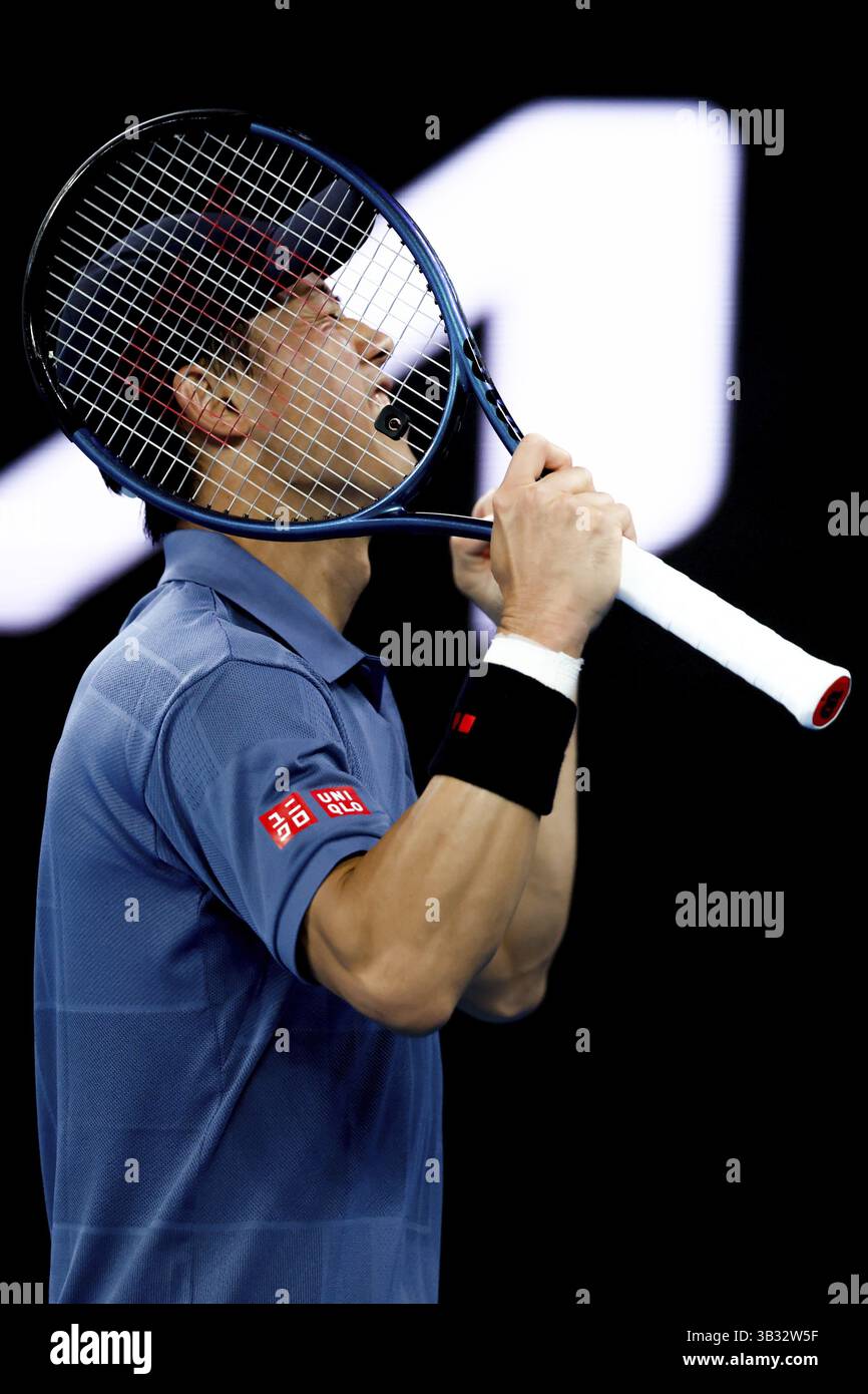 MELBOURNE, AUSTRALIA - 12 GENNAIO: Il Giappone Kei Nishikori celebra la vittoria del Brasile Thiago Monteiro nel primo giorno degli Australian Open 2025 a Melbour Foto Stock