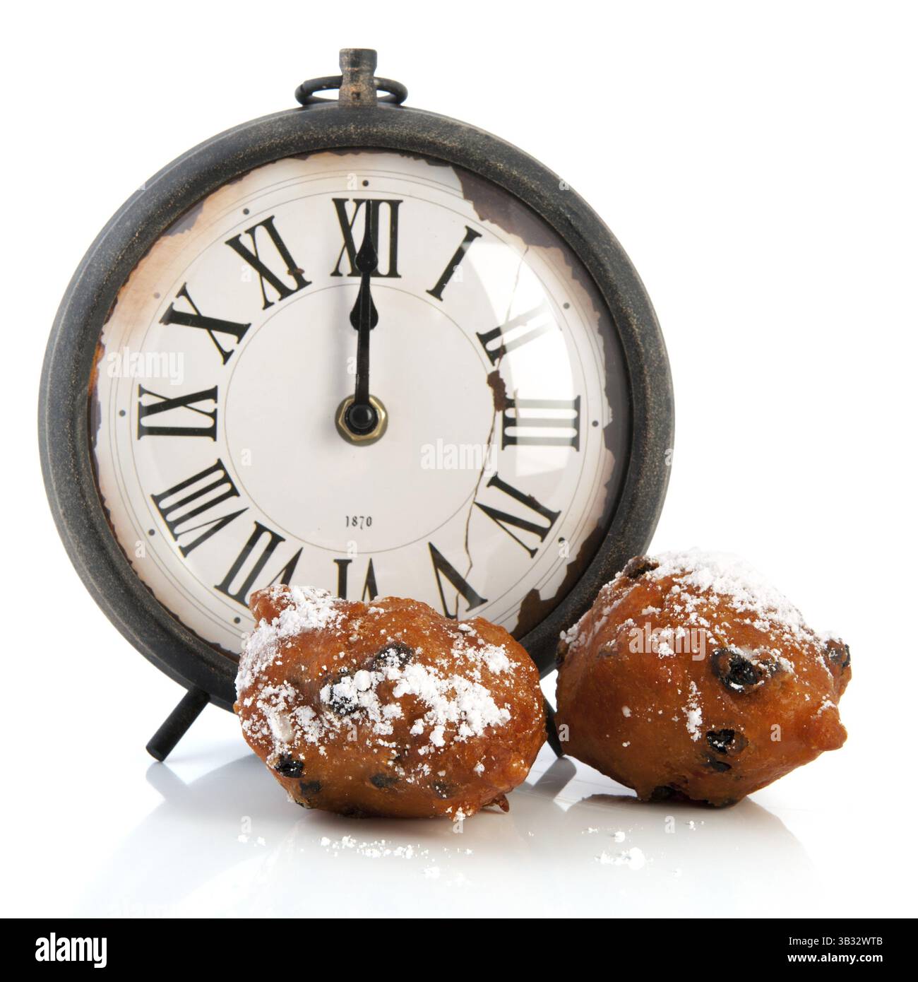 Olandese tradizionale oliebollen e orologio su dodici isolate su sfondo bianco Foto Stock