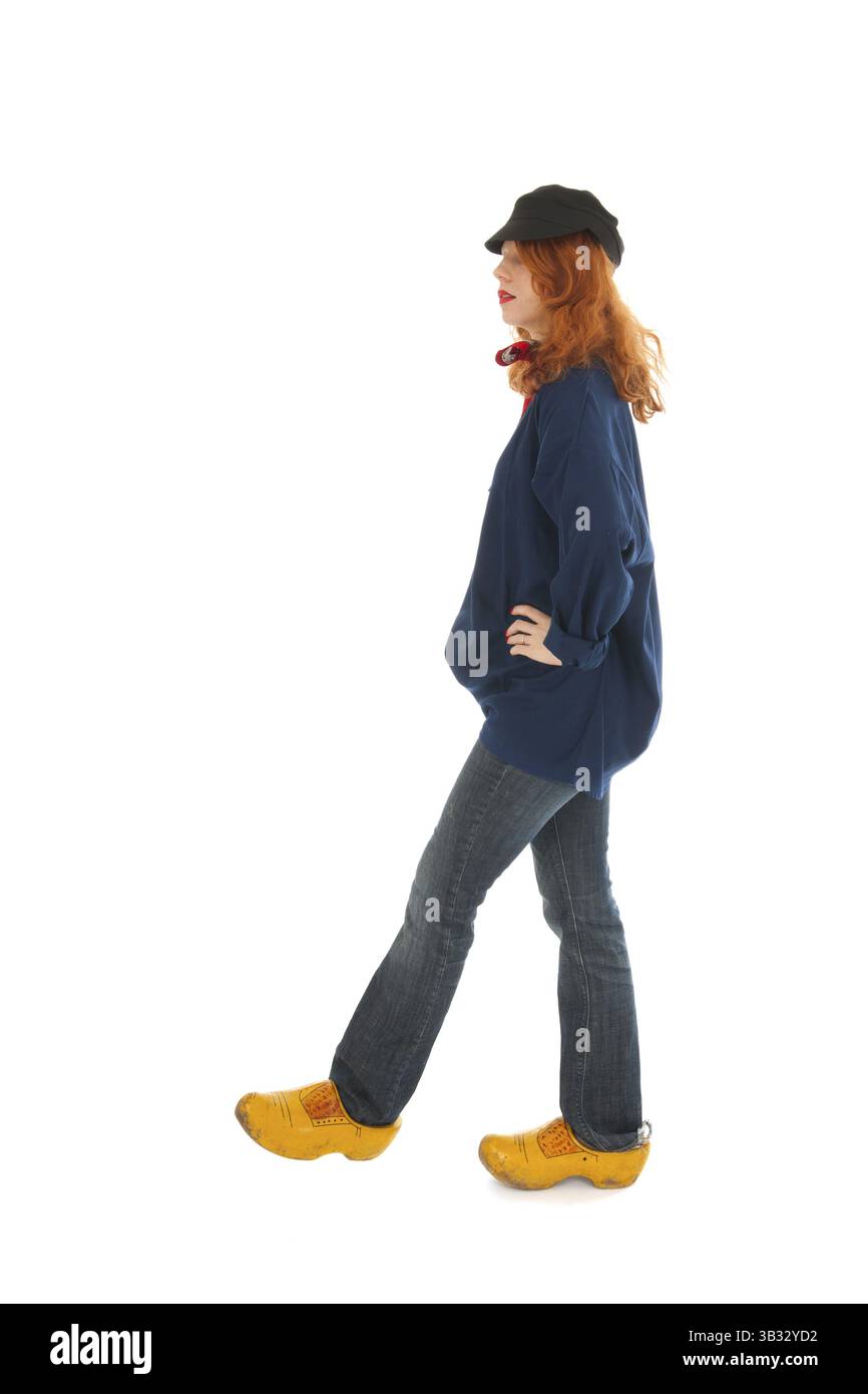 Divertente contadino femminile dall'Olanda a piedi da isolato su sfondo bianco Foto Stock