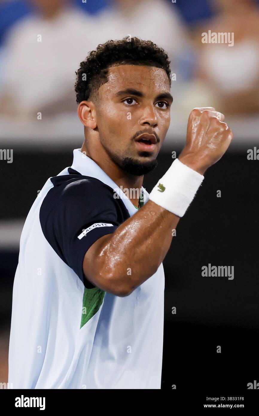 MELBOURNE, AUSTRALIA - 12 GENNAIO: Arthur Fils di Francia reagisce mentre si recava a battere otto Virtanen della Finlandia il primo giorno dell'Australia del 2025 Foto Stock