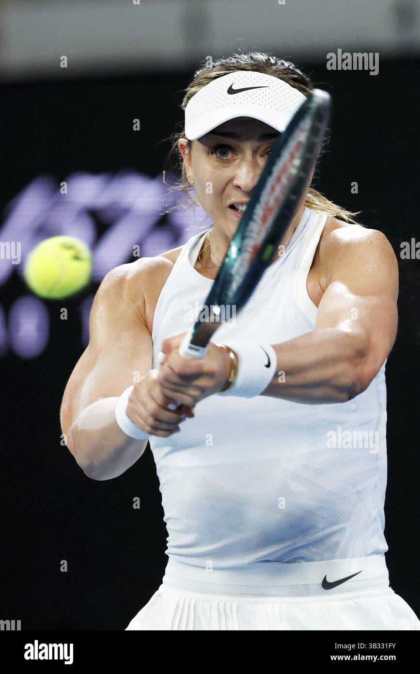 MELBOURNE, AUSTRALIA - 12 GENNAIO: La spagnola Paula Badosa gioca lo Xinyu Wang della Cina il primo giorno degli Australian Open 2025 al Melbourne Park il 1° gennaio Foto Stock