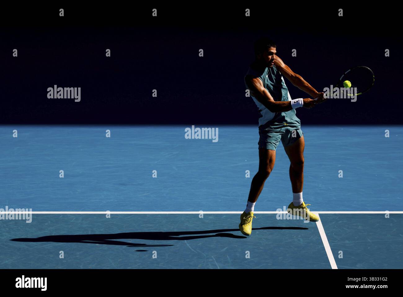 MELBOURNE, AUSTRALIA - 19 GENNAIO: Carlos Alcaraz, spagnolo, colpisce il rovescio di Jack Draper, britannico, l'ottavo giorno degli Australian Open 2025 Foto Stock